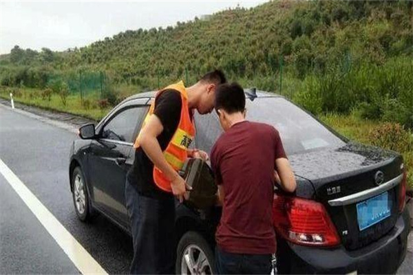 岚县汽车道路救援_高速公路附近救援_24小时道路救援拖车搭电