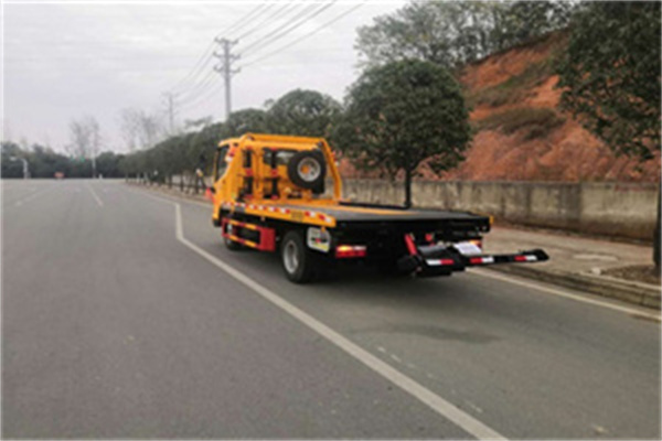 枞阳县道路救援_汽车搭电送油|补胎换胎24小时