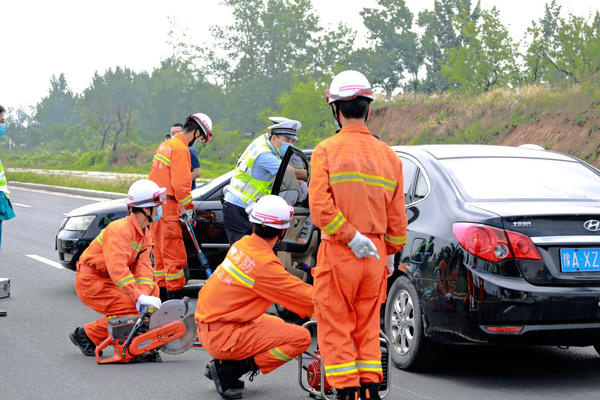 长岭县道路救援_汽车搭电送油|补胎换胎24小时