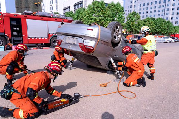 新区高速汽车爆胎救援|附近救援