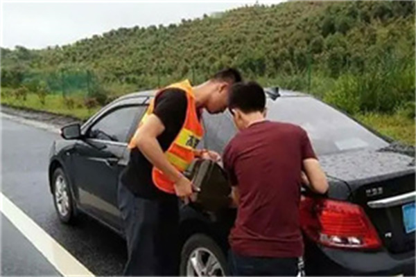 和平区汽车道路救援_高速公路附近救援_24小时道路救援拖车搭电