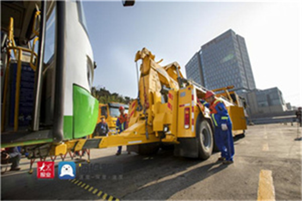 江口县汽车道路救援_高速公路附近救援_24小时道路救援拖车搭电