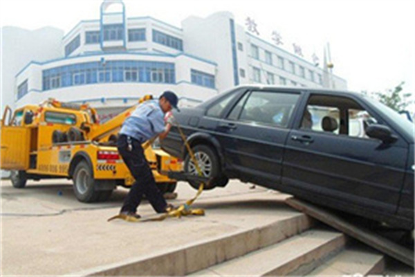 招远汽车道路救援_高速公路附近救援_24小时道路救援拖车搭电