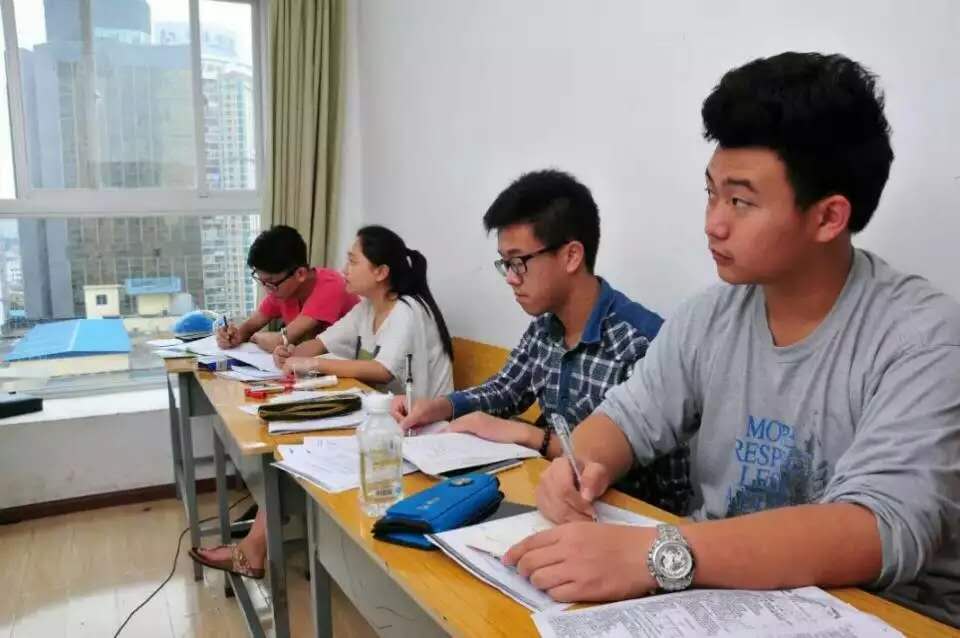 贵阳观山湖区小学机构哪个好(喷水池附近小学机构)