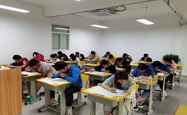 连云港排名前八高中复读冲刺（连云港高考复读电话）
